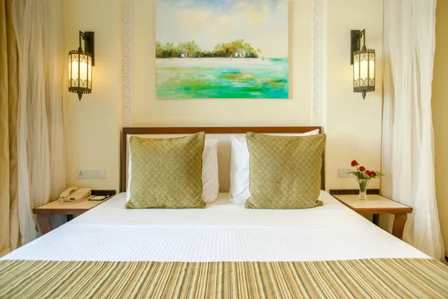 غرفة بسرير كوين بإطلالة على البحر، Sarova Whitesands Beach Resort and Spa 2/3
