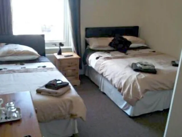 غرفة بسريرين منفصلين، Clifton Hotel 1/1