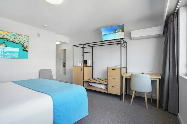 Room, Queen Bed, City Side، Gladstone Reef Hotel Motel 2/6