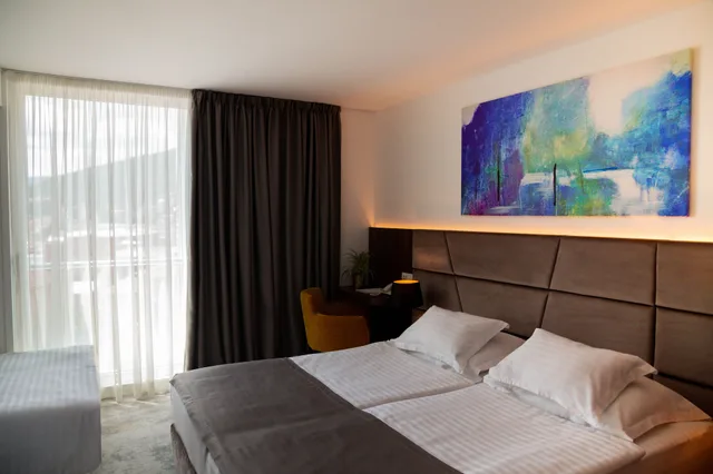غرفة عائلية ثلاثية بسريرين منفصلين بإطلالة جزئية على البحر مع أريكة، Paris Hotel 6/10