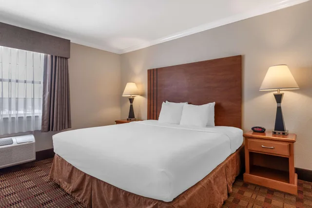 جناح بسرير كينج، Best Western Club House Inn & Suites 2/4