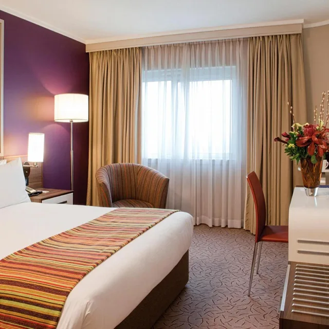 Standard, Queen Bed, Smoking, Garden Court Sandton City 4/10
