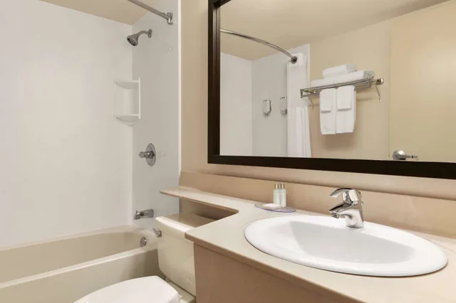 2 Bedrooms, Drive Up, Suite, King Bed, Sofa، Travelodge Suites by Wyndham Moncton 3/3
