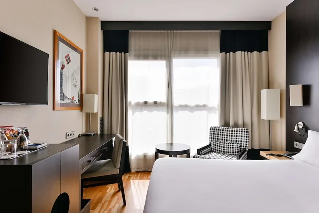 Adjoining, Family, 2 Queen Beds، NH Valencia Center 2/8