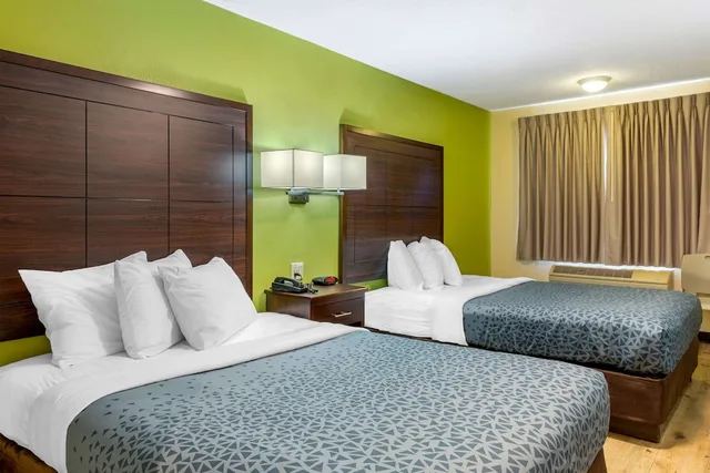 غرفة قياسية بسريرين كوين، Econo Lodge West Coors Blvd 3/10