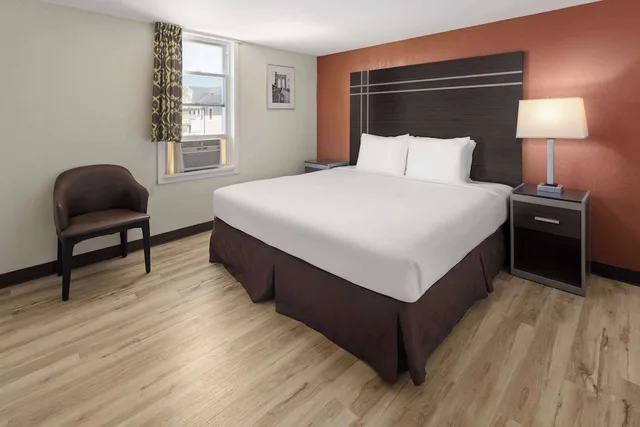 غرفة بسرير كينج، Wildwood Inn, a Travelodge by Wyndham 1/2