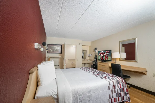غرفة قياسية بسرير كينج لذوي الإعاقة، Red Roof Inn Detroit Metro Airport - Taylor 2/10