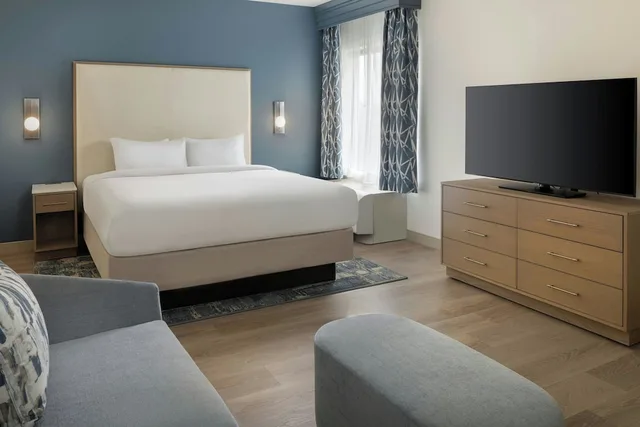 جناح بسرير كينج بغرفة نوم واحدة مع أريكة لذوي الإعاقة، Courtyard by Marriott Sandestin at Grand Boulevard 1/2