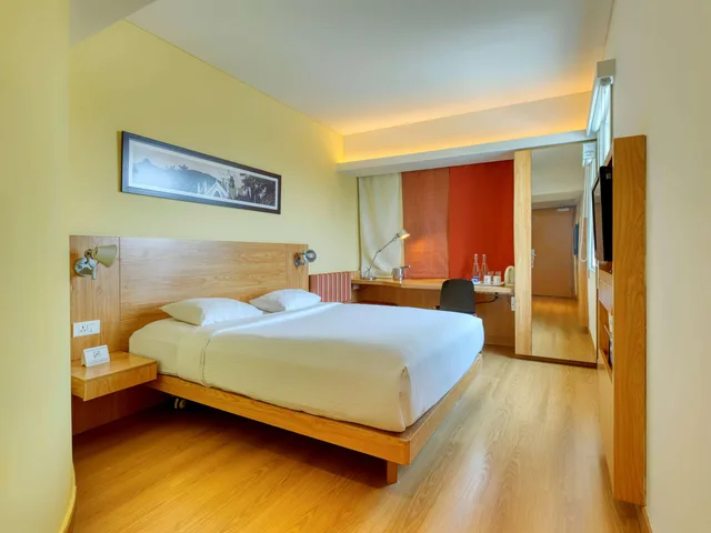 Room, Queen Bed, ibis Bengaluru Outer Ring Road 4/8