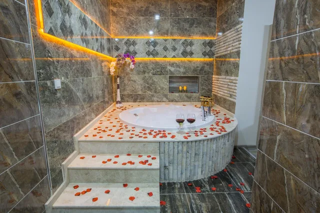 Suite, Hot Tub, Elanis Suites 5/6