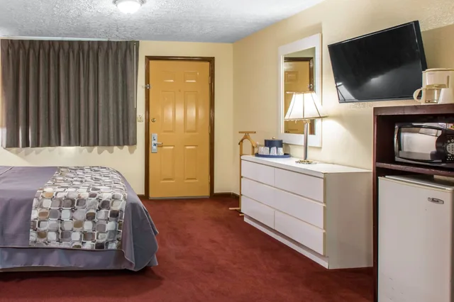 Suite, Double Bed, Rodeway Inn & Suites Branford - Guilford 3/3