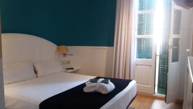 غرفة داخلية بسريرين منفصلين، Balneari Vichy Catalan 1/8