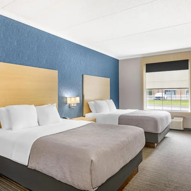 غرفة سوبيريور بسرير كينج وسرير كوين، Quality Inn & Suites Oakville 1/9