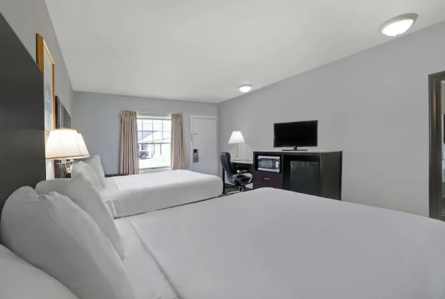 Deluxe, 2 Queen Beds, Motel6 Washington, PA 1/8