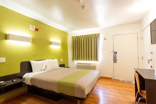 غرفة قياسية بسرير مزدوج لذوي الإعاقة، Motel6 Camp Springs, DC - South Camp Springs 3/6