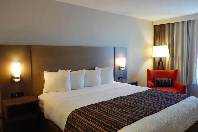 غرفة بسرير كينج، Country Inn & Suites By Radisson, Decorah, IA 4/5
