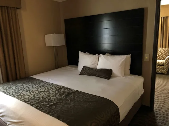 جناح بسرير كينج مع أريكة بحوض جاكوزي، Best Western InnSuites Tucson Foothills Hotel & Suites 2/10