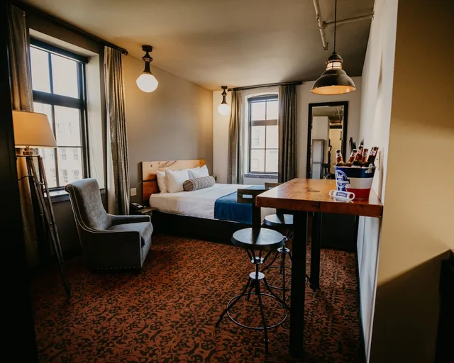 غرفة سوبيريور بسرير كينج مع أريكة، The Brewhouse Inn Suites 2/5