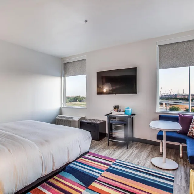 غرفة بسرير كينج بحوض استحمام لذوي الإعاقة، Aloft Dallas Arlington Entertainment District 2/5