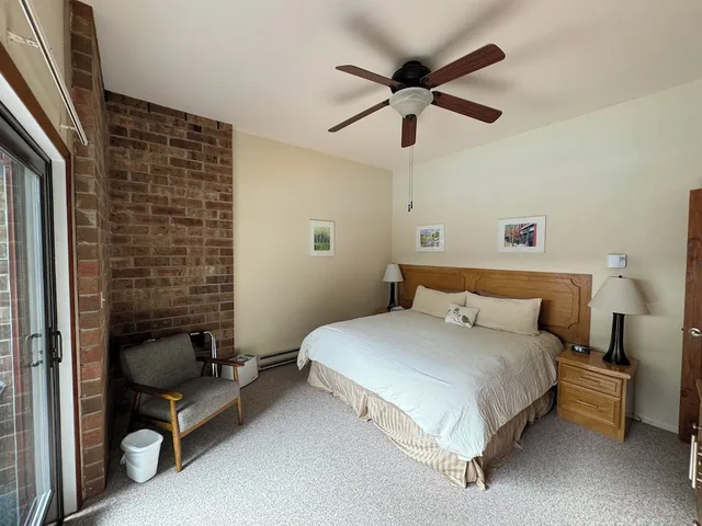 غرفة سيغنتشر بسرير كينج بغرفة نوم واحدة مع أريكة بمطبخ، Shadow Mountain Lodge 1/10
