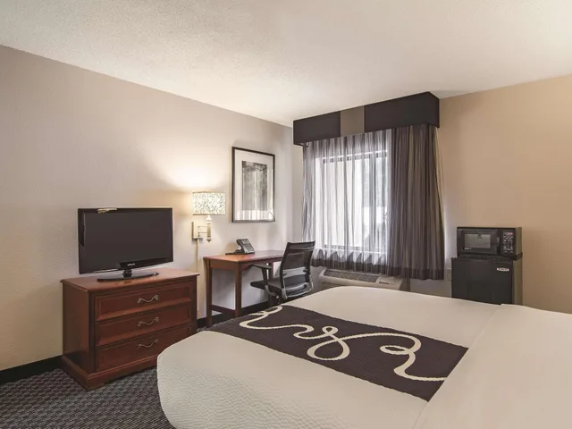 غرفة بسرير مزدوج، La Quinta Inn & Suites by Wyndham Miami Airport East 3/4