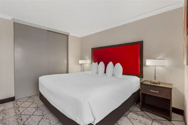 Suite, King Bed, Sofa, Upper Floor، Best Western Plus Rose City Suites 5/7