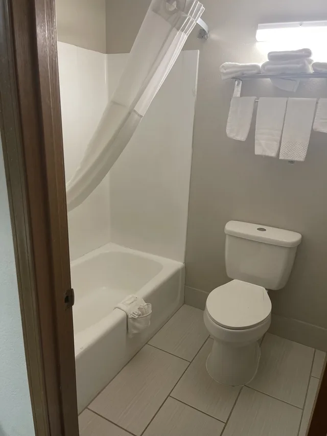 غرفة قياسية مفردة بسرير كوين، Royal Inn & Suites 4/6