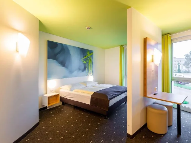 غرفة رباعية بسرير كوين، B&B Hotel Krefeld 2/2