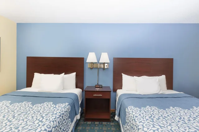 جناح استوديو بسريرين كوين مع أريكة، Days Inn by Wyndham Sioux City 1/7