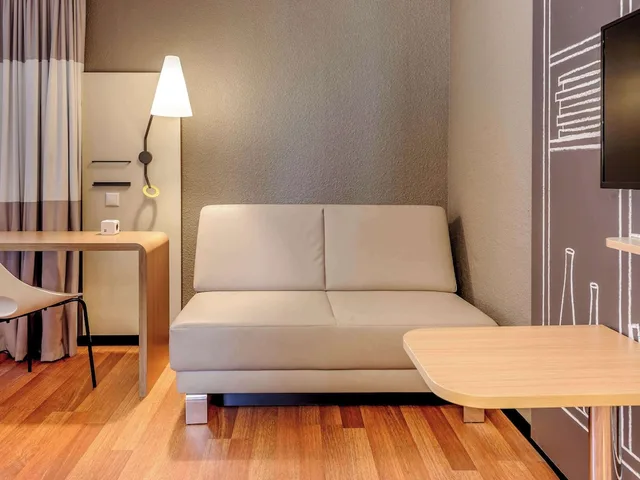 غرفة عائلية بسرير مزدوج مع أريكة، IBIS BERLIN MITTE HOTEL 5/7