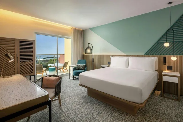جناح بسرير كينج بإطلالة على المسبح بشرفة بغرفة نوم واحدة، Courtyard by Marriott Curacao 2/4