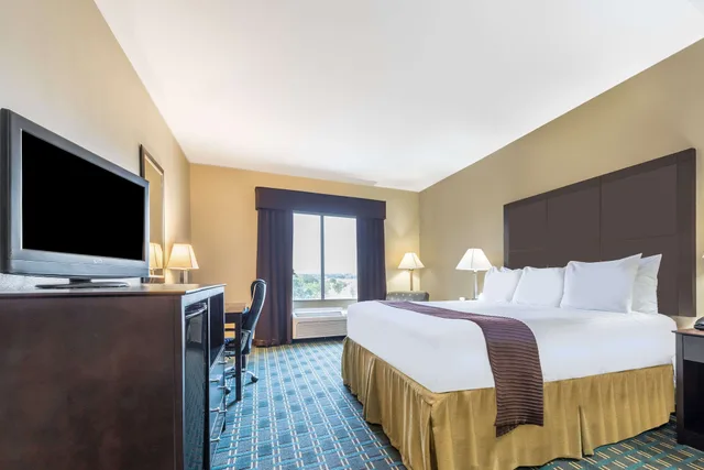 غرفة قياسية بسرير كينج، Days Inn & Suites by Wyndham Mineral Wells 1/2