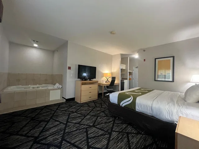 جناح بسرير كينج بجاكوزي، Quality Inn & Suites Loveland 3/9