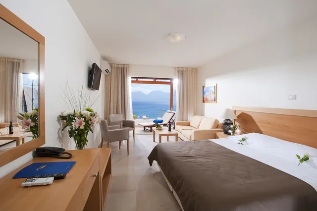 غرفة سوبيريور بسريرين منفصلين بإطلالة على البحر مع أريكة بمسبح خاص، Miramare Resort & Spa 2/3