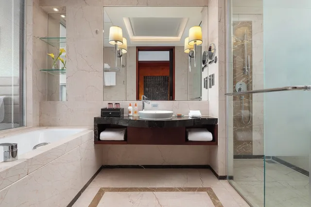 غرفة قياسية بسرير كينج مع دخول صالة النادي، Crowne Plaza Tianjin Binhai Center 2/3