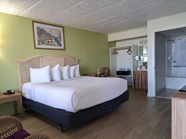 Room, King Bed, Side Ocean View, Days Inn & Suites By Wyndham Jekyll Island 3/7