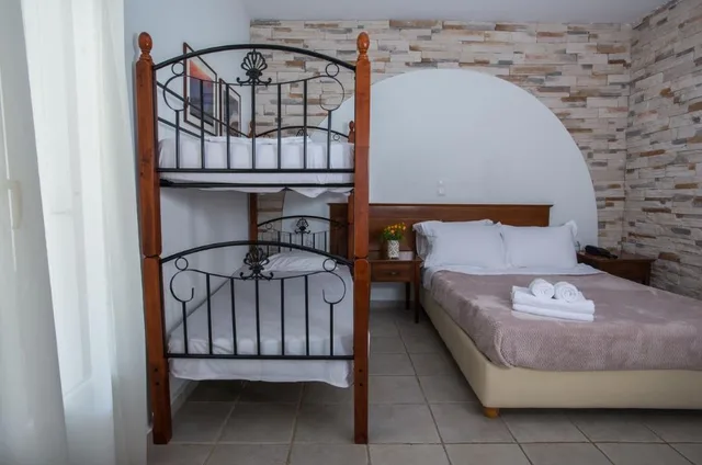 غرفة قياسية رباعية، Naxos Palace 4/5