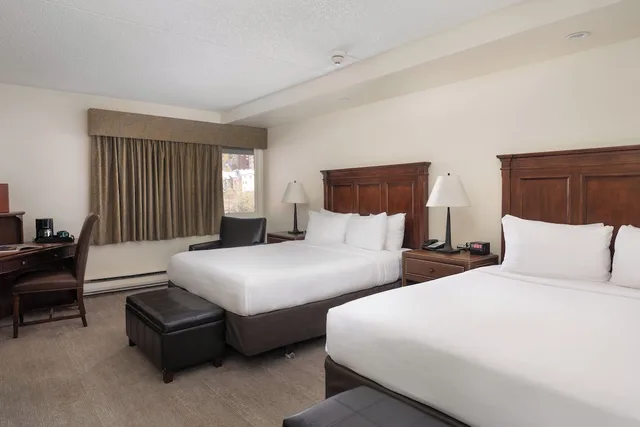 Standard, 2 Queen Beds, Valley View، Evergreen Lodge 1/7