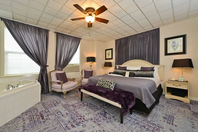 جناح بسرير كينج بحوض جاكوزي، Genetti Hotel SureStay Collection By Best Western 4/6