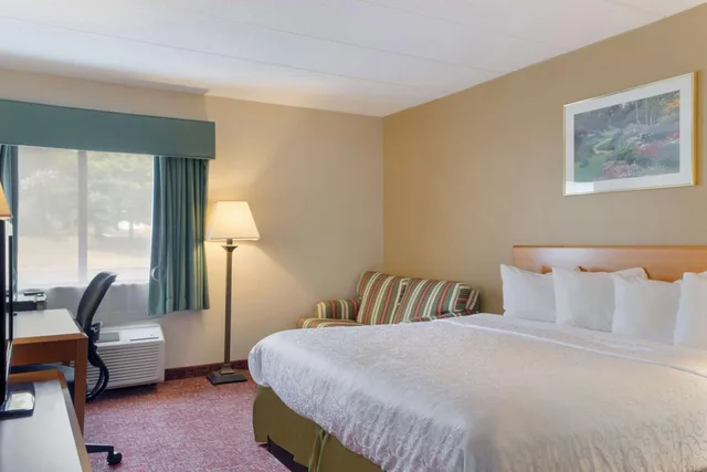 غرفة بريميوم بسرير كينج بإطلالة على المسبح، All Seasons Inn & Suites Smithfield Providence 1/3