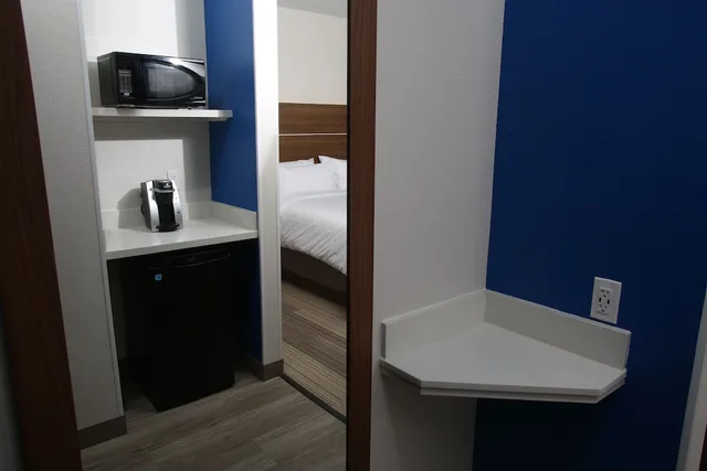 جناح بسرير كينج بمنطقة جلوس لذوي الإعاقة، Holiday Inn Express Mccook 4/4