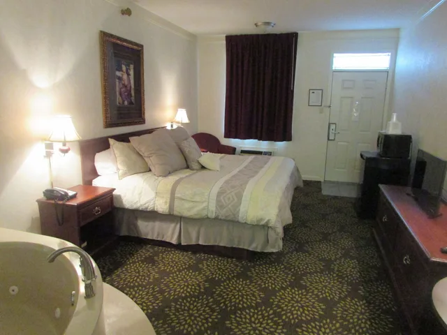 غرفة بسرير كينج بحوض جاكوزي، Plantation Oaks Suites & Inn Millington 6/6