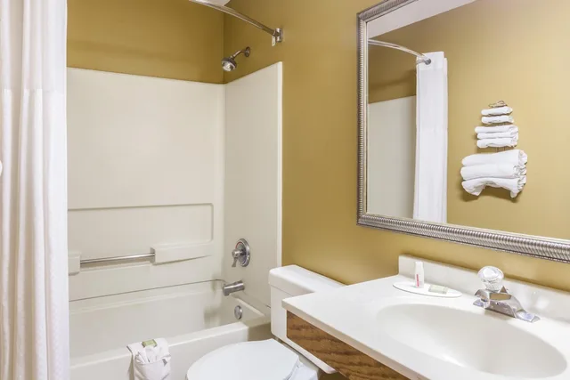 غرفة بسرير كوين للمدخنين، Super 8 By Wyndham Charlotte/Amusement Park Area 3/4