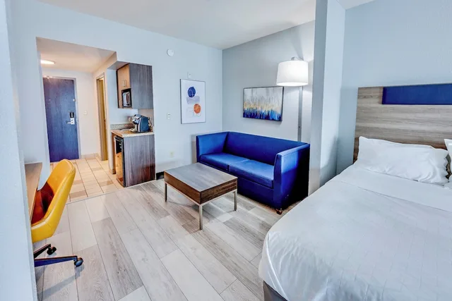 جناح بسرير كينج مع أريكة بمنطقة جلوس، Holiday Inn Express Hotel Suites Columbus Univ Area Osu 4/6