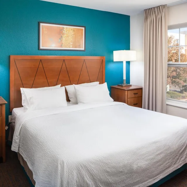 جناح ديلوكس بسرير كينج بغرفة نوم واحدة مع أريكة، Residence Inn by Marriott Plazzio East 3/8