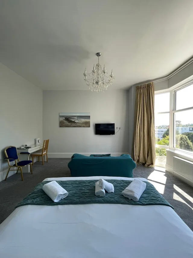 جناح ديلوكس بسرير كينج بإطلالة جزئية على البحر، Crofton House Hotel 4/10