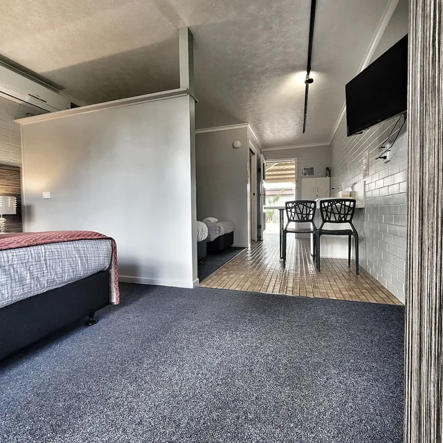 غرفة قياسية ثلاثية، A Raceview Motor Inn 2/2