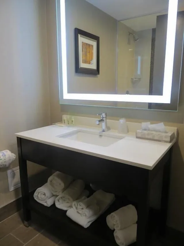 غرفة قياسية بسريرين كوين، HOLIDAY INN SUDBURY 3/3