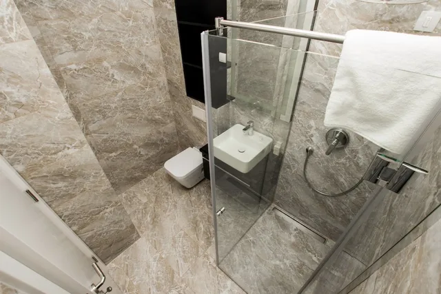 غرفة عائلية ثلاثية بسرير كوين وسرير فردي بإطلالة على الجبل، Hotel Alkima 7/7