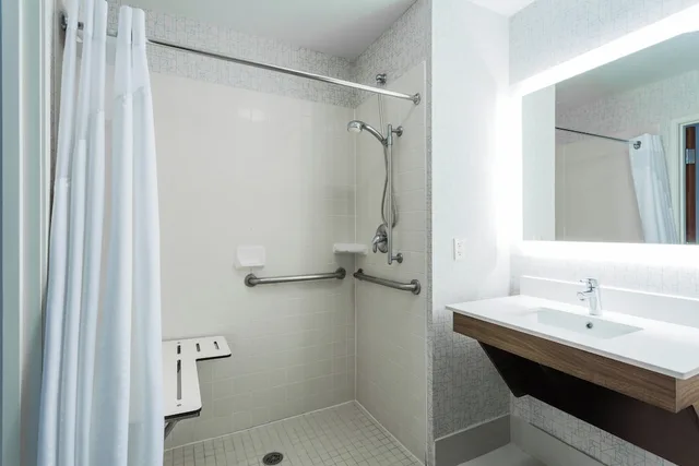 جناح بسريرين كوين لذوي الإعاقة، Holiday Inn Express Petersburg 2/2